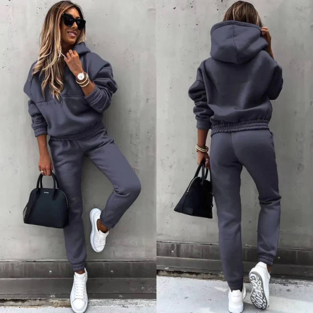 Stylish women's warm winter tracksuit for everyday comfort. This sporty two-piece set is perfect for casual outings.