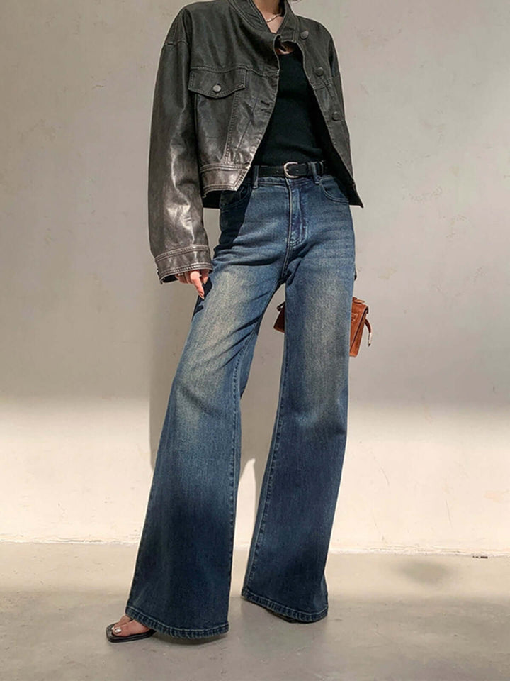 Women's wide leg, high-waisted vintage blue jeans for effortless style & comfort. Perfect for casual wear.