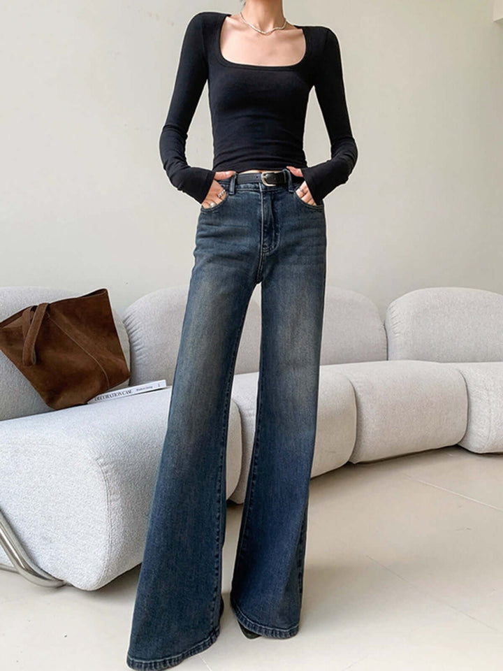 Comfortable women's wide leg high-waisted vintage blue jeans. Versatile denim for stylish casual outfits.