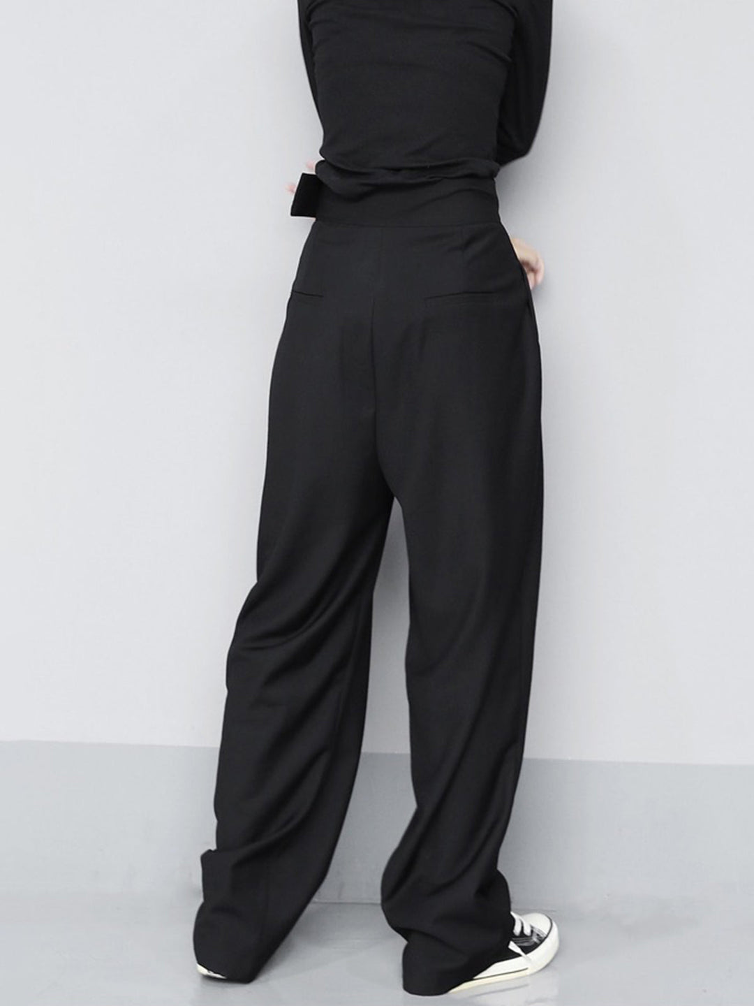 Comfortable women's wide leg trousers with modern pleated design and easy Velcro waist for daily wear.