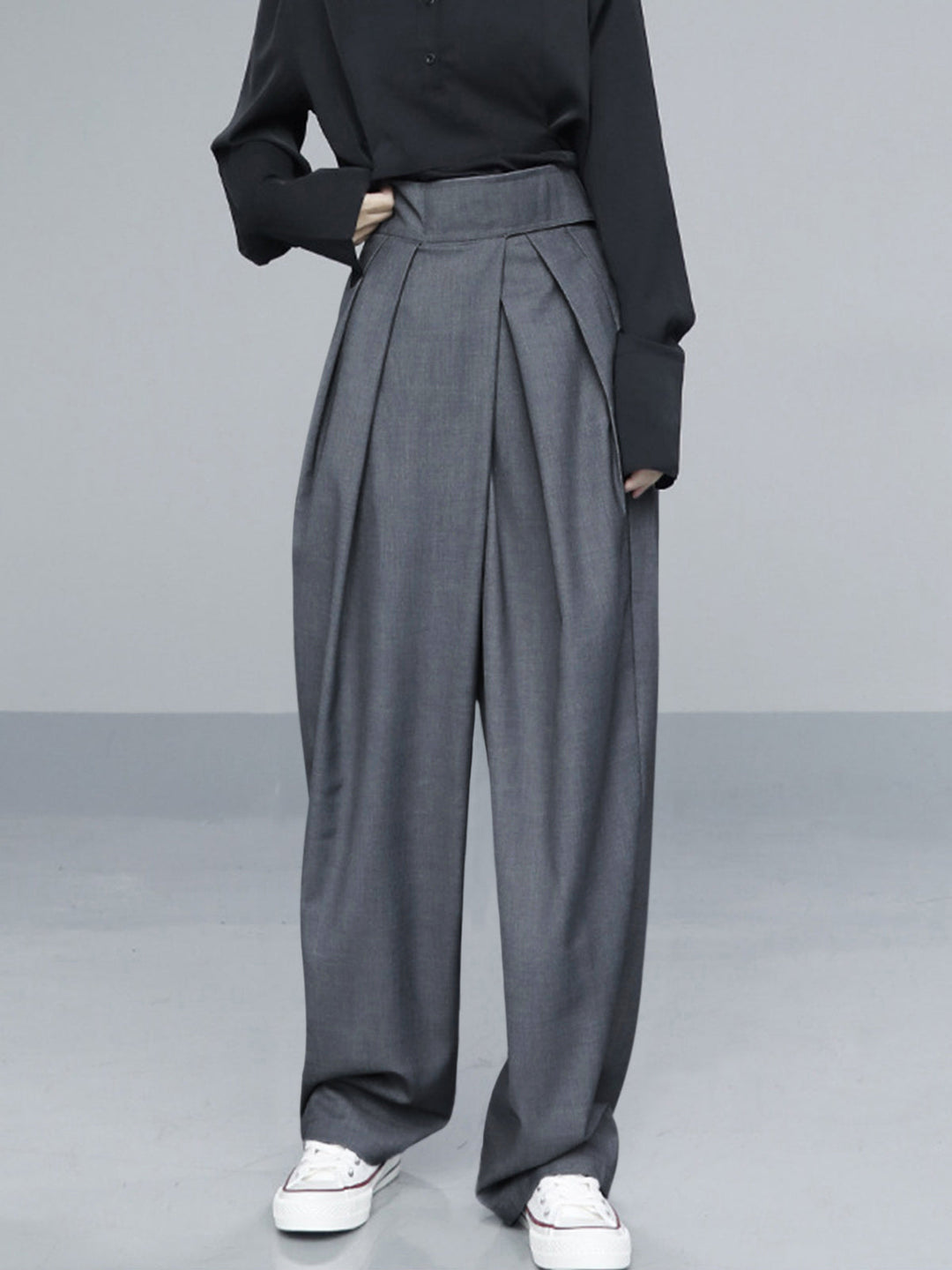 Chic women's wide leg pants featuring an innovative Velcro waist for a secure and stylish modern fit.