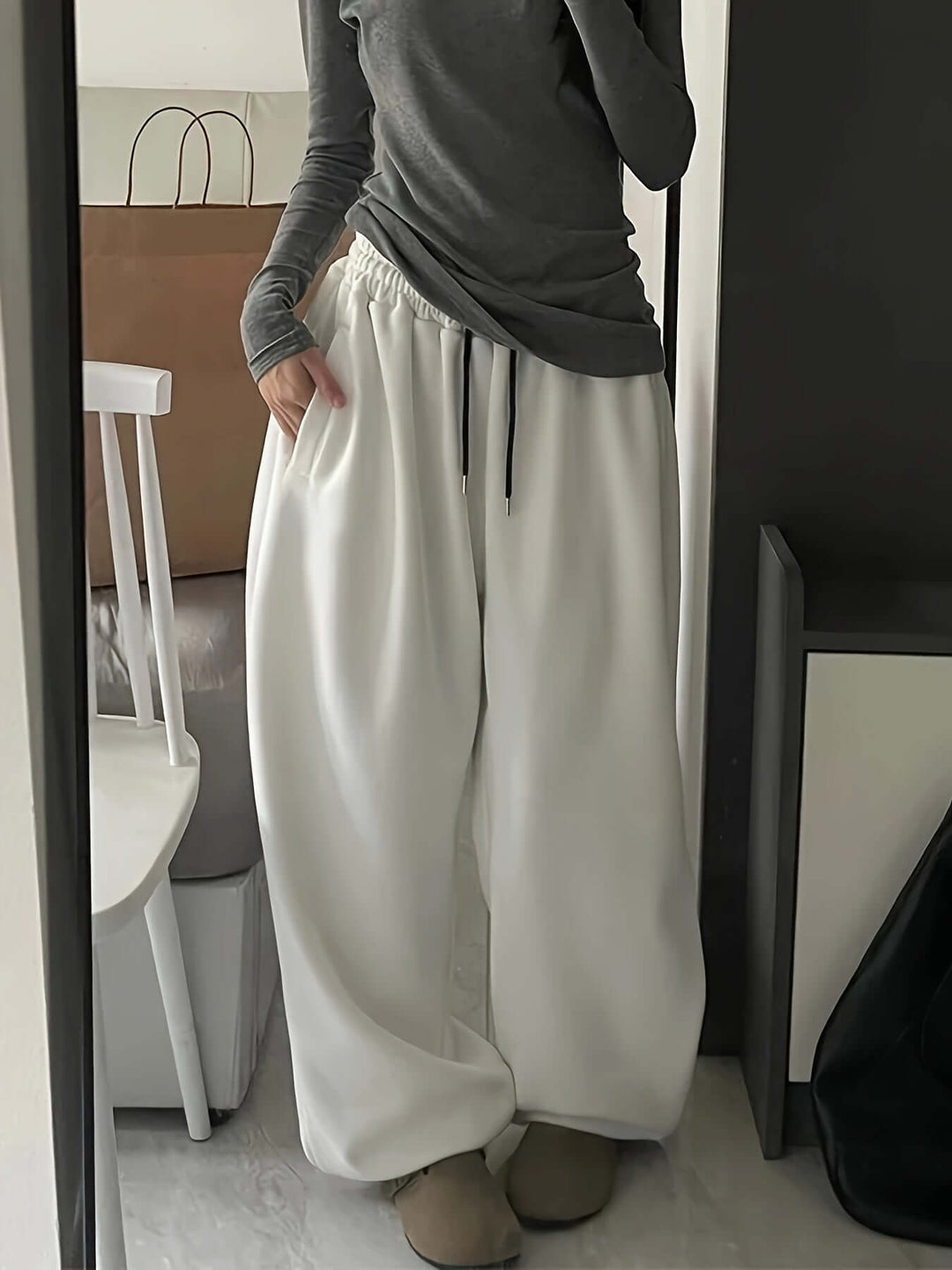 Loose fit women's wide-leg sweatpants, elastic waist, ideal for fall & winter casual wear.