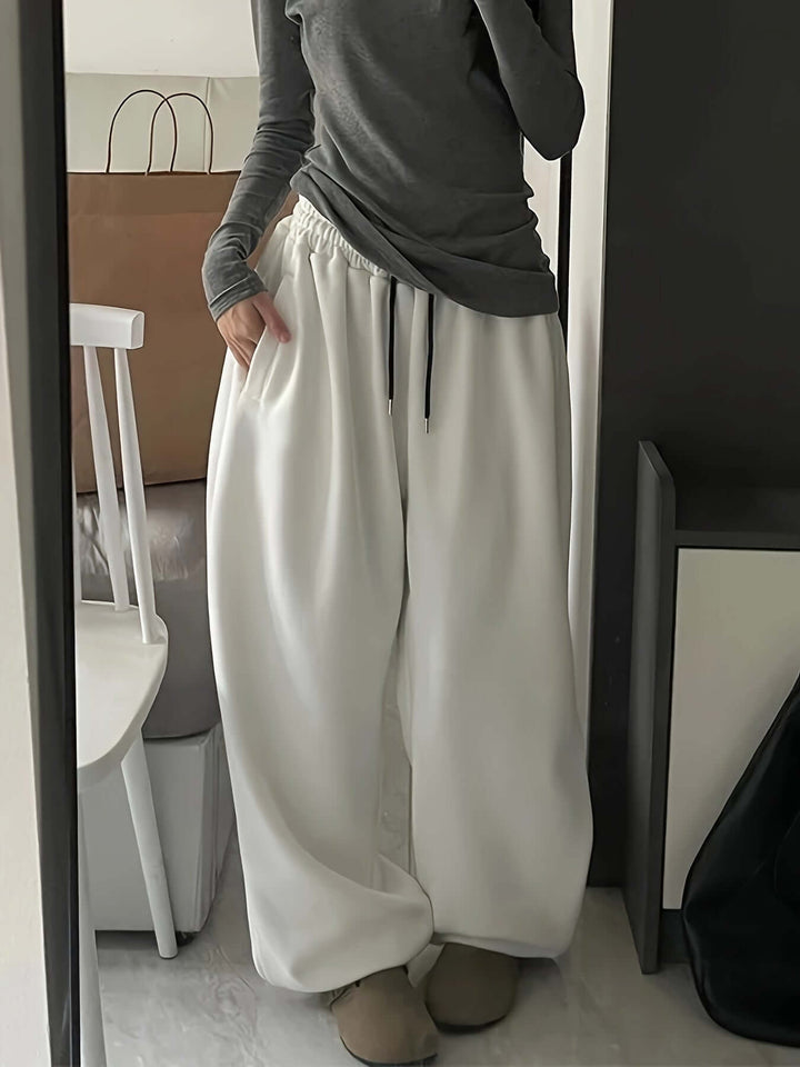 Loose fit women's wide-leg sweatpants, elastic waist, ideal for fall & winter casual wear.