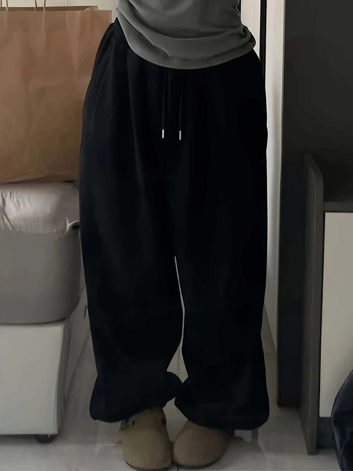 Fashionable women's wide-leg sweatpants with an easy elastic waist, perfect for relaxed style.
