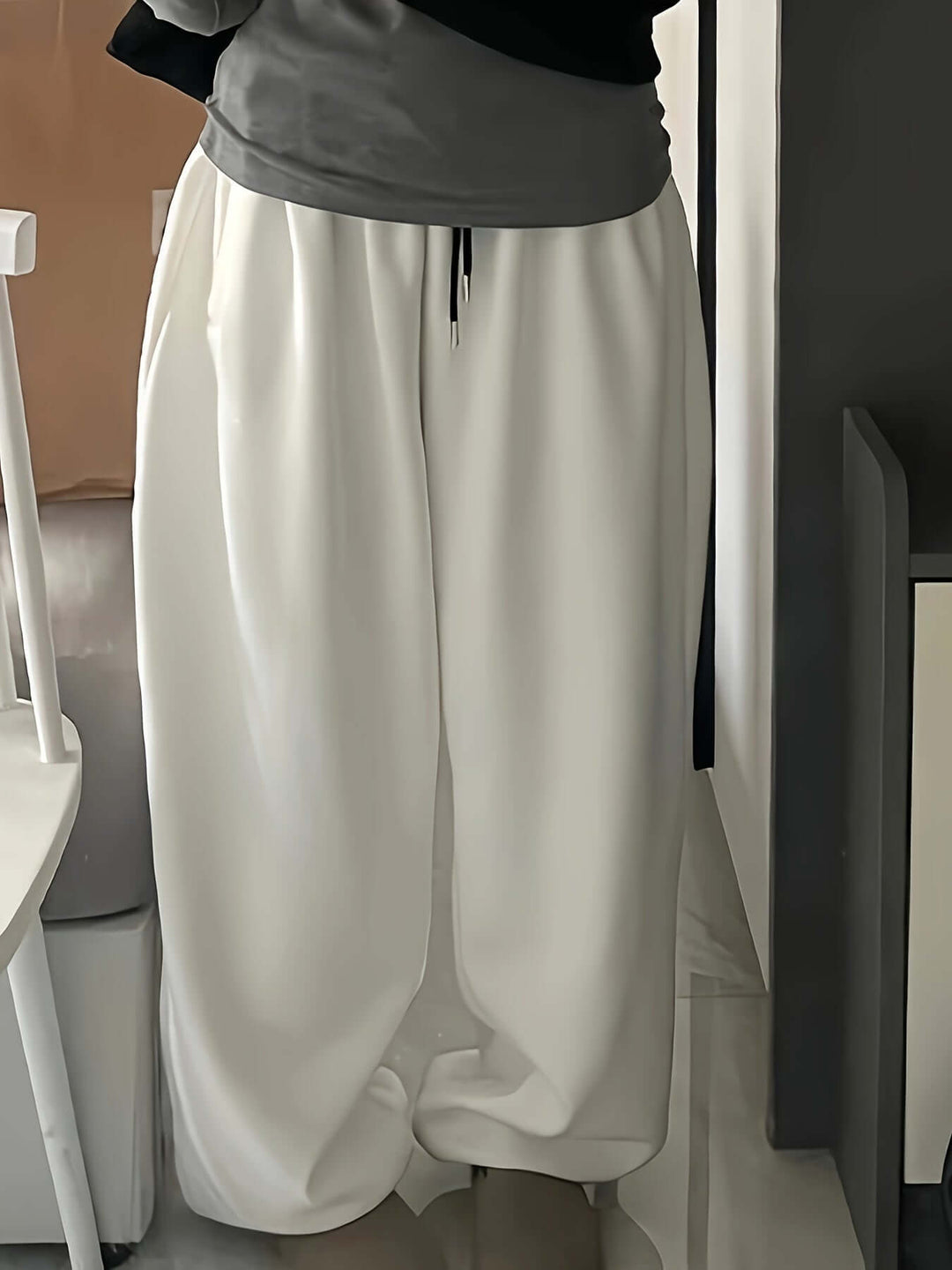 Elastic waistband wide-leg sweatpants for women, ensuring comfort and a stylish loose fit.